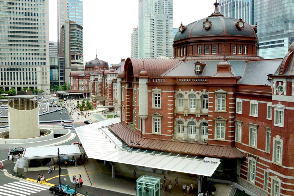 夏休みの家族旅行に最適な国内の駅近観光地はどこですか？