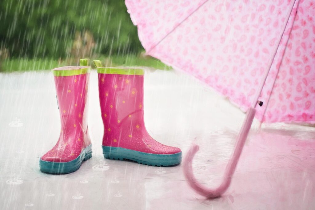 夏休みの家族旅行で必要な国内の雨対策持ち物は？